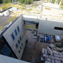 Widok z góry na patio Sądu Rejonowego, gdzie leżą materiały budowlane