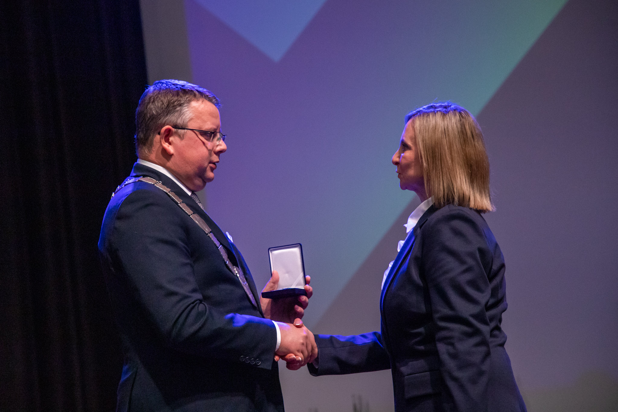 Przewodniczący Rady Miasta Torunia Łukasz Walkusz wręcza Medal  "Za Zasługi dla Miasta Torunia"