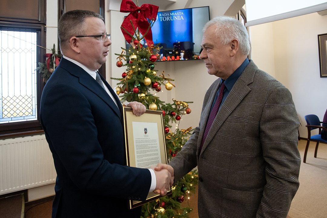  Profesor Jacek Gackowski z Instytutu Archeologii Uniwersytetu Mikołaja Kopernika w Toruniu, Przewodniczący Komitetu Organizacyjnego Obchodów 100-lecia Instytutu Bałtyckiego wraz z Przewodniczącym Rady Miasta Torunia Łukaszem Walkuszem