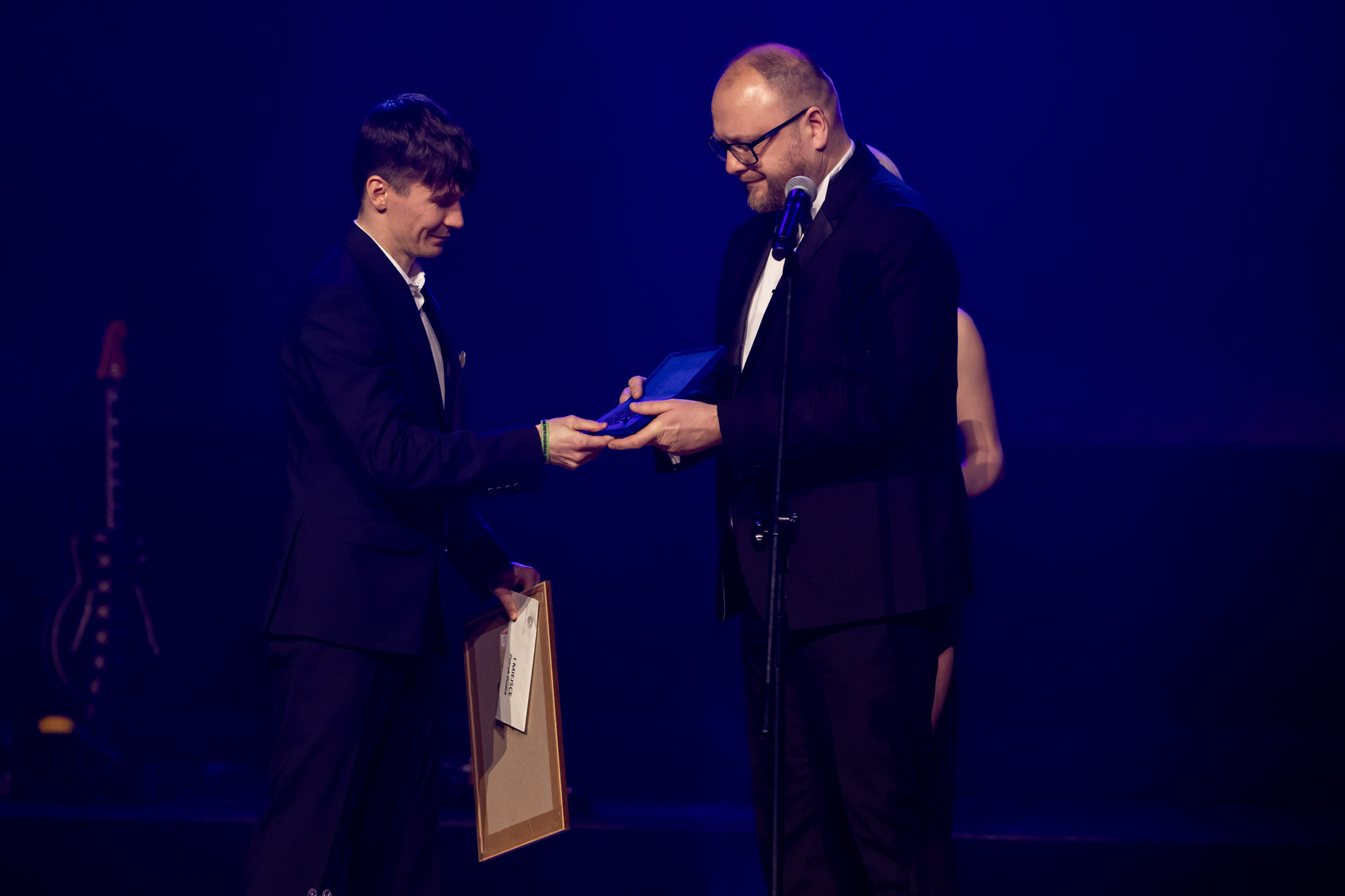 Patryk Dudek odbierający nagrodę z rąk Prezydenta Miasta Torunia