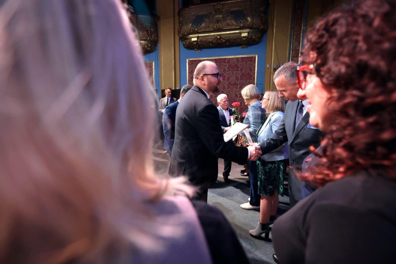 Pre4zydent Torunia paweł Gulewski wręcza nauczycielom toruńskich placówek oświatowych nagrody