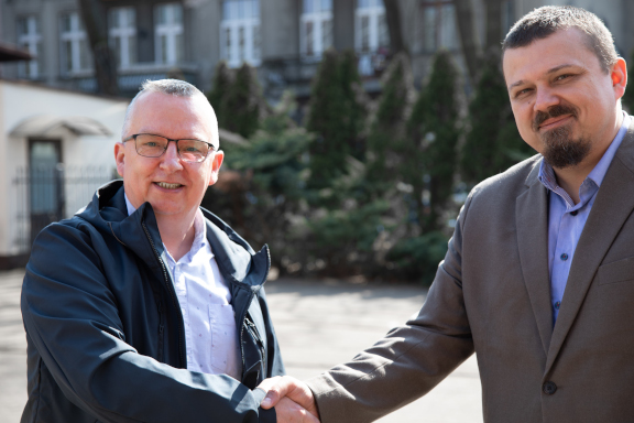 Od lewej: Sławomir Gurski - zwycięzca konkursu na nazwę karty miejskiej, Marcin Jurzysta - zastępca dyrektora Gabinetu Prezydenta UMT