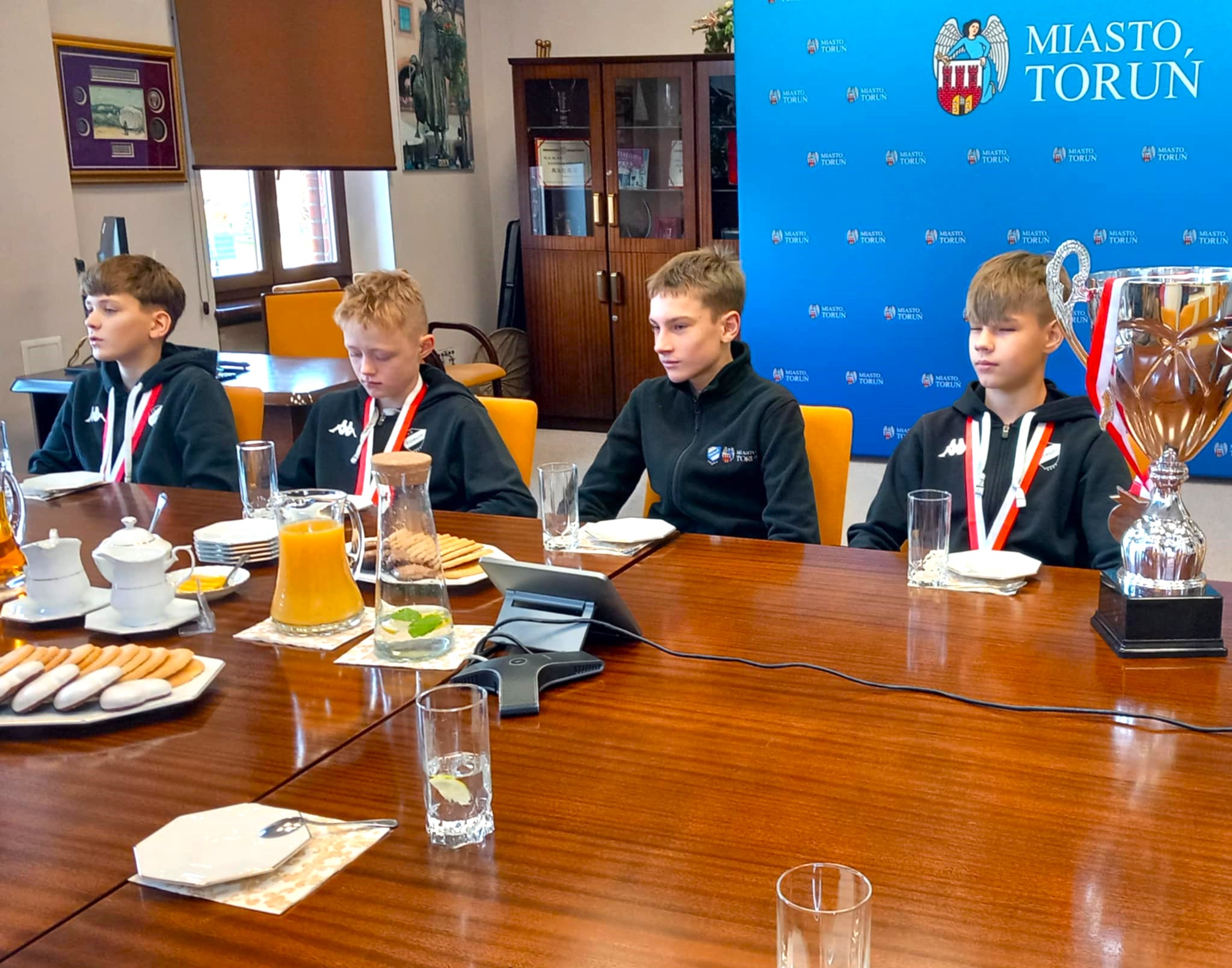 Młodzi żużlowcy z wizytą w Urzędzie Miasta Torunia