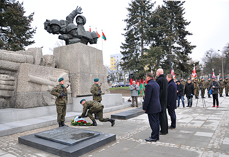 Prezydent Torunia składa kwiaty pod pomnikiem