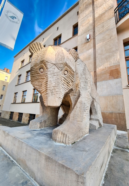 Rzeźba niedźwiedzia z piaskowca przed budynkiem Regionalnej Dyrekcji Lasów Państwowych przy ul. Mickiewicza