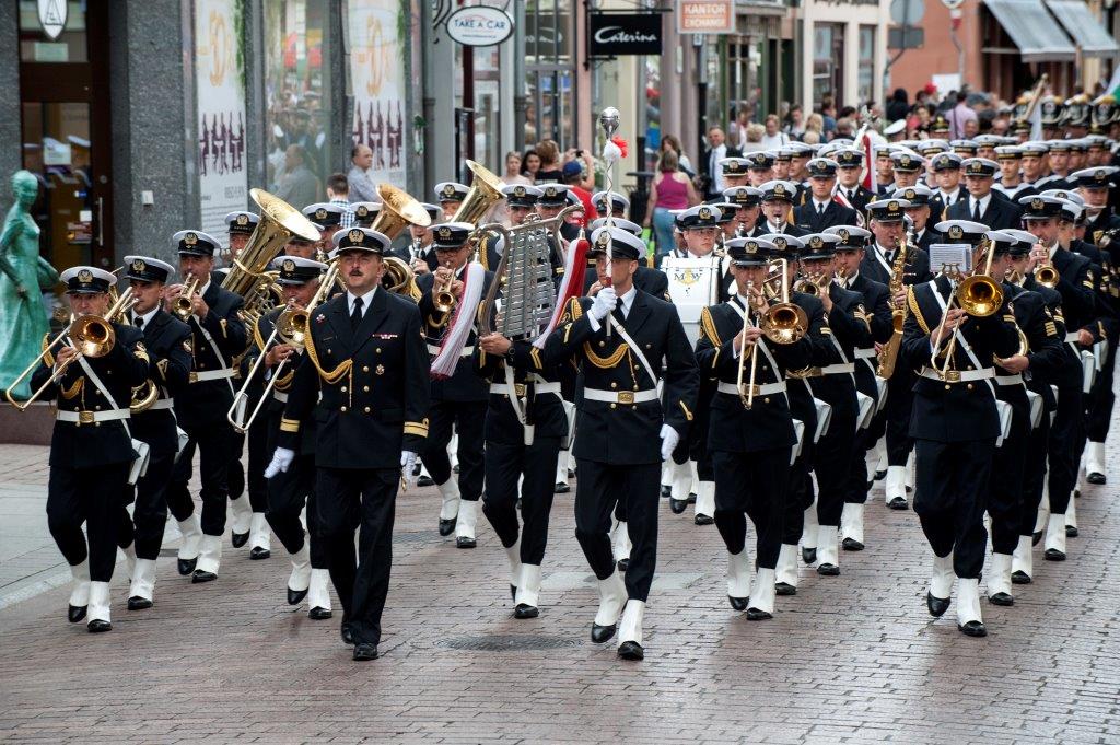 Żołnierze AMW maszerują Na zdjęciu żołnierze AMW maszerują