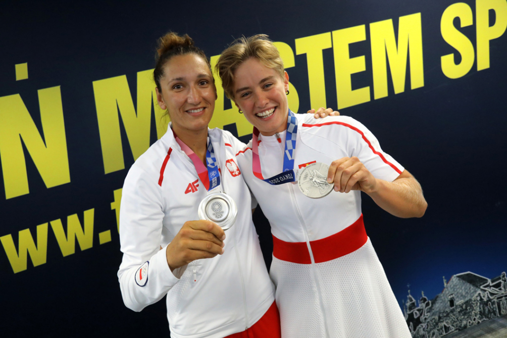 Jolanta Ogar Hill i Katarzyna Zillmann z medalami Na zdjęciu Jolanta Ogar Hill i Katarzyna Zillmann z medalami