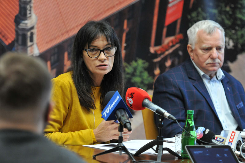 Na zdjęciu Skarbnik Miasta Torunia Magdalena Flisykowska oraz zastępca prezydenta Torunia Zbigniew Fiderewicz