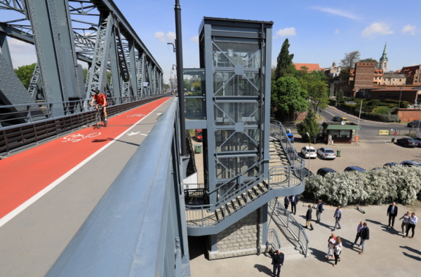 Most marsz. Piłsudskiego w Toruniu - pas pieszo-rowerowy i winda