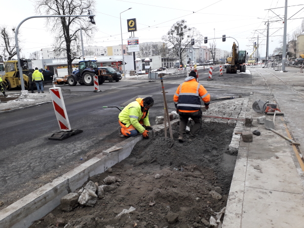 Układanie krawężników na ulicy Broniewskiego