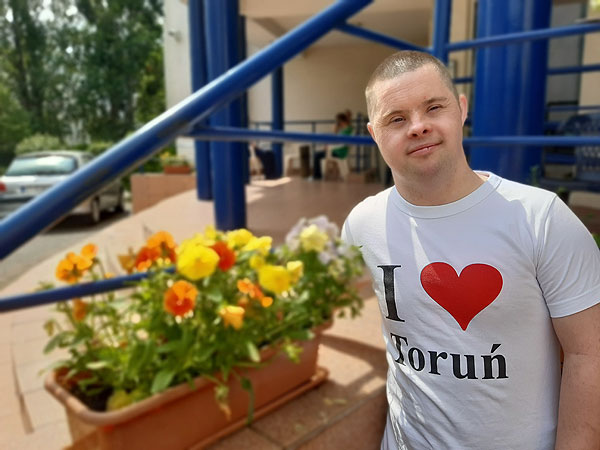 Młody podopieczny placówki w koszulce I love Toruń