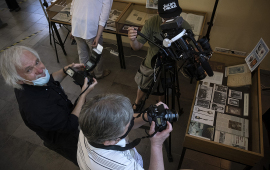 fotoreporterzy i ekipa filmowa na wystawie