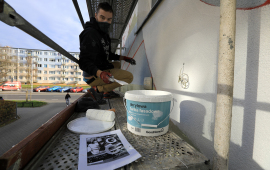Mateusz Małkiewicz podczas pracy nad muralem