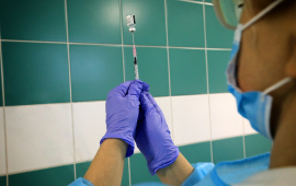Pielęgniarka przygotowuje szczepionkę w strzykawce
