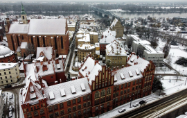 Widok na zimowy Toruń z lotu ptaka od strony Collegium Maius UMK