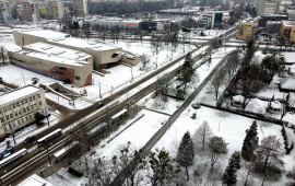 Widok na zimowy Toruń z lotu ptaka - sala koncertowa na Jordankach