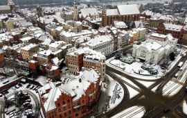 Widok na zimowy Toruń z lotu ptaka od strony placu Teatralnego