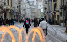 Ludzie na ośnieżonej ulicy Szerokiej, fot. Sławomir Kowalski