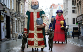 Olbrzymie figury trzech króli podążają ulicą Szeroką