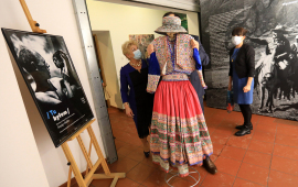 Darczyni pokazuje ludowy strój kobiecy z Peru