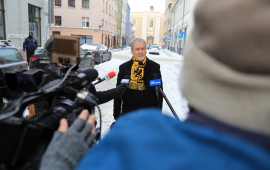Na zdjęciu prezes Jan Wyrowiński udziela wywiadu mediom