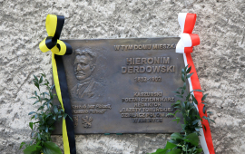 Na zdjęciu tablica upamiętniająca Hieronima Derdowskiego