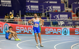 Grecki zawodnik stoi na bieżni po biegu na 1500 m.
