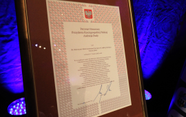 Oprawiony w ozdobną ramę pamiątkowy dyplom z okazji nadania HMELA Honorowego Patronatu prezydenta RP