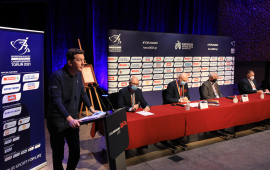 Prezydent Torunia wraz z organizatorami Mistrzostw przy stole konferencyjnym.
