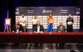 Prezydent Torunia wraz z organizatorami Mistrzostw przy stole konferencyjnym.