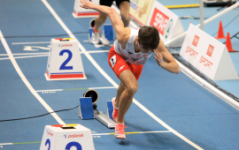 Kajetan Duszyński startuje do biegu na 400 metrów.