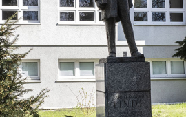 pomnik Lindego przy Książnicy Kopernikańskiej