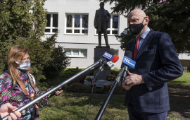 prezydent Michał Zaleski wypowiada się do mediów przy pomniku Lindego