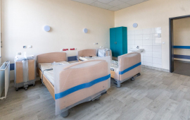 Pokój pacjentów z dwoma łóżkami rehabilitacyjnymi