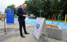 Prezydent Michał Zaleski patrzy na plakat z informacjami na temat akcji Lato bez nudy