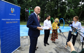 Prezydent Michał Zaleski oraz przedstawiciele magistratu podczas konferencji prasowej "Lato bez nudy w Toruniu" zorganizowanej przy Aqua Toruń
