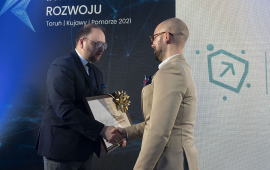zastępca prezydenta Paweł Gulewski przekazuje nagrodę