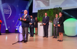 Prezydent Fiderewicz i dyrektor Mierzejewska odbierają nagrodę