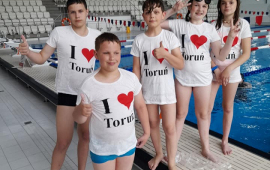 dzieci na basenie w koszulkach "I Love Toruń"