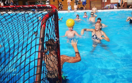 Na zdjęciu widać dzieci grające w piłkę wodną na basenach letnich Na Skarpie