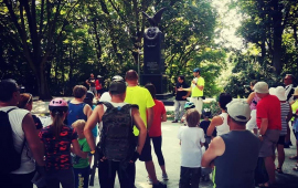 Na zdjęciu uczestnicy historycznego rajdu rowerowego pn. „Śladem toruńskich dróg do wolności” oglądają Pomnik Poległych Żołnierzy Wojsk Balonowych