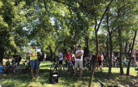 Na zdjęciu uczestnicy rajdu rowerowego „Szlakiem toruńskiego sportu” słuchają przewodnika