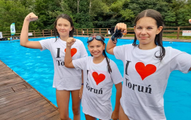 trzy dziewczynki w koszulkach z napisem "I love Toruń"