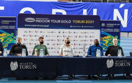Prezydent Torunia wraz z uczestnikami Copernicus Cup przy stole konferencyjnym.