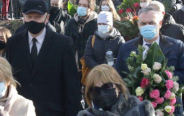 Na zdjęciu: prezydent Torunia podczas uroczystości pogrzebowych