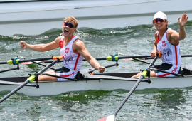 Dwie zawodniczki czwórki podwójnej w łódce po ukończonym biegu podczas Igrzysk Olimpijskich w Tokio