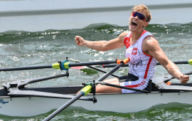 Katarzyna Zillmann w łódce cieszy się po zdobyciu srebra podczasIgrzysk Olimpijskich w Tokio