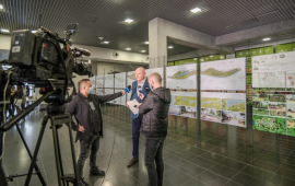 Na zdjęciu prezydent Michał Zaleski udziela wywiadu dziennikarzom