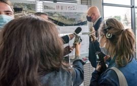 Na zdjęciu prezydent Michał Zaleski udziela wywiadu dziennikarzom