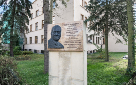 Na zdjęciu obelisk upamiętniający leśnika Teofila Lorkiewicza 